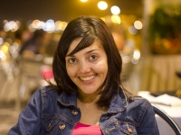 Laura cenando en la playa de la Malvarrosa
