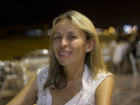 Nuria cenando en la playa de la Malvarrosa