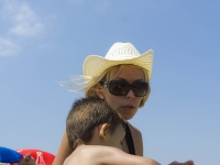 dani y nuria en la playa de Oliva