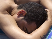 fran durmiendo en la playa de Oliva
