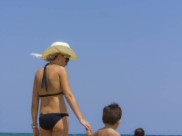 nuria dani y sarah en la playa de oliva