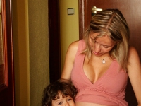 Intentando oir que tiene mi mami en su barriguita