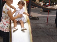 Sarah en el tobogan con su tia Diana